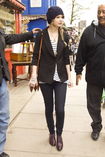 Taylor+Swift+Taylor+Swift+Portobello+Market+ZE_XHlb3lDll