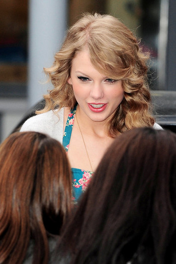 Taylor+Swift+Taylor+Swift+Receives+Gift+Fan+kKXg-nR8ibLl