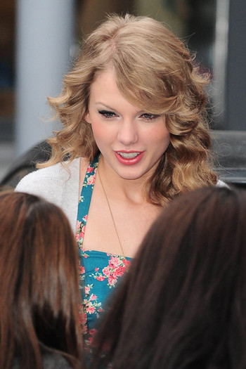 Taylor+Swift+Taylor+Swift+Receives+Gift+Fan+VHHRVNKxel4l