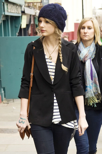 Taylor+Swift+Taylor+Swift+Shops+Katrina+Philips+HPvkOiPJr2Dl