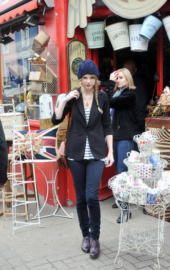 Taylor+Swift+Taylor+Swift+Shops+London+CUmXWJOEgonl