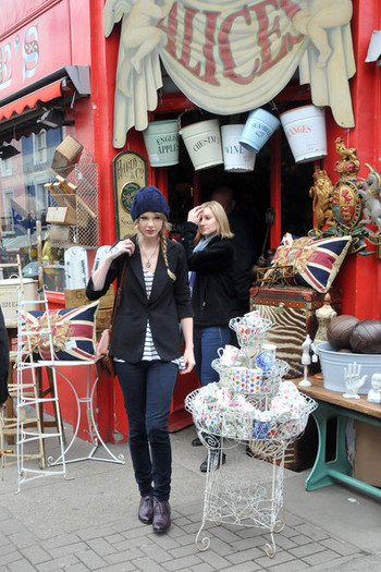 Taylor+Swift+Taylor+Swift+Shops+London+-pJH6nRvLbtl