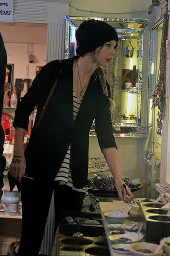 Taylor+Swift+Taylor+Swift+Shops+Notting+Hill+k3L_2ORsvO4l - tailor swift