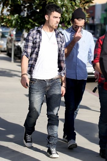 0CA9IFLEK - Joe Jonas out and about in L A