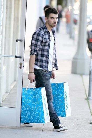 0CADHHE2O - Joe Jonas out and about in L A