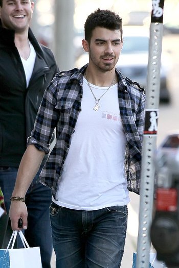 njjkhbjg - Joe Jonas out and about in L A