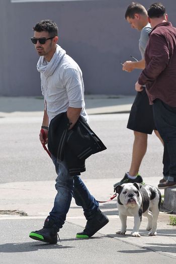 0CADDTPW9 - Joe Jonas is seen eating lunch at Kings Road Cafe