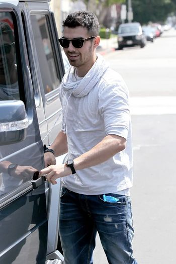 0CAQ1DRIL - Joe Jonas is seen eating lunch at Kings Road Cafe