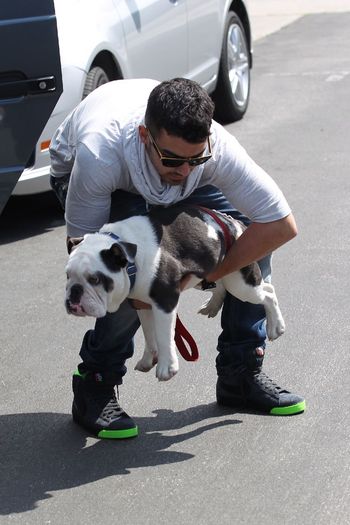 01 - Joe Jonas is seen eating lunch at Kings Road Cafe