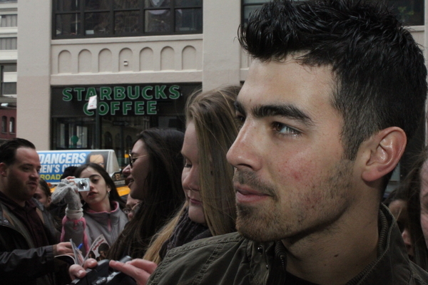 0 - Joe Jonas Greets Fans at the Trump Soho Hotel