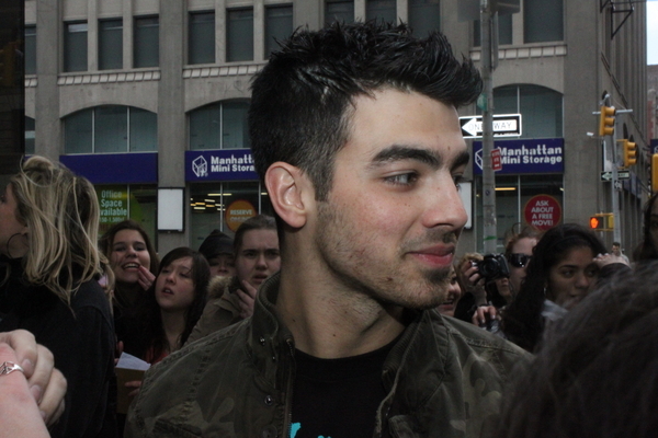 0CACYZRS3 - Joe Jonas Greets Fans at the Trump Soho Hotel