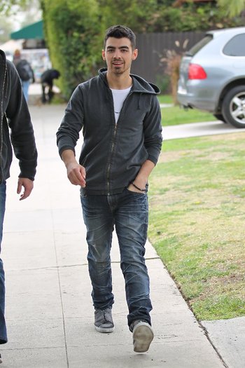 0CAC25V65 - Joe Jonas out for breakfast in LA