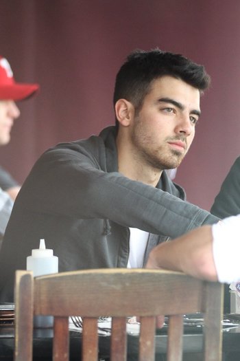 0CACBKJDQ - Joe Jonas out for breakfast in LA