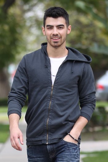 0CADYUHT7 - Joe Jonas out for breakfast in LA