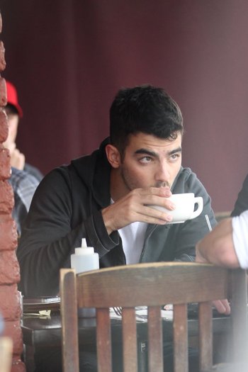 0CALYC1Y2 - Joe Jonas out for breakfast in LA