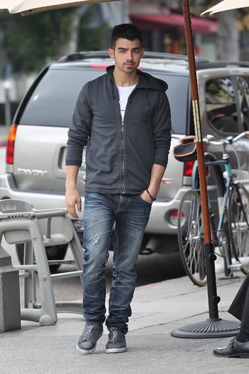 0CAZHBZLF - Joe Jonas out for breakfast in LA