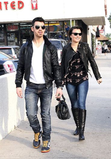 0CAAONXI8 - Joe Jonas out and about in West Hollywood