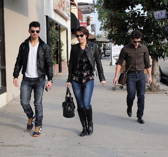 0CAVERD32 - Joe Jonas out and about in West Hollywood