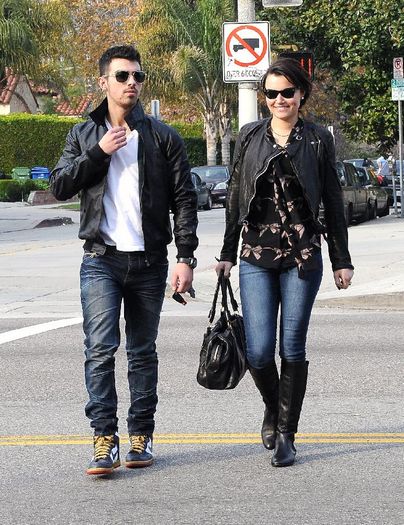 0CAZK4HMO - Joe Jonas out and about in West Hollywood