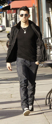 0CA5B5EUE - Joe Jonas leaving Real Food Daily