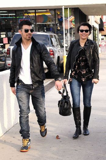 0CAYF0375 - FoR U JoE JoNaS 5