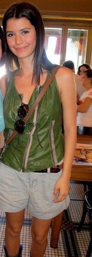 164752_1795571334129_1385081711_2010056_7038307_n - Beren Saat poze personale