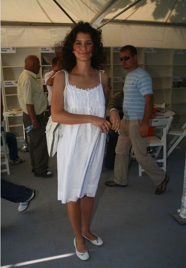 166491_1795571574135_1385081711_2010059_1337728_n - Beren Saat poze personale