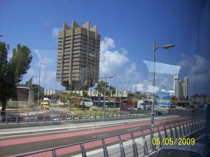 LA HAIFA SE OBSERVA BENZILE DE CIRCULATIE PENTRU TRANSPORTUL IN COMUN ,DE CULOARE ROZALIE..