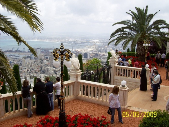 VEDERE DE PE TERASELE GRADINILOR BAHAI -HAIFA ISRAEL ...