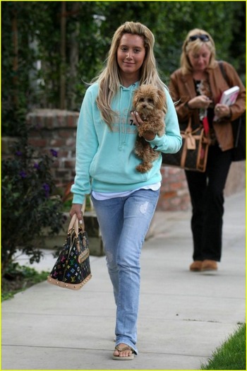 ashley-tisdale-mommy-maui-me-03 - ashley tisdale si catelul ei maui