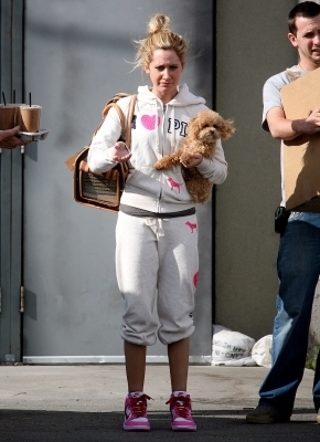 das (124) - ashley tisdale si catelul ei maui