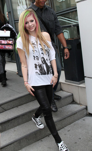 Avril Lavigne Avril Lavigne Arriving NRJ Radio ceVtnmlI_cul - Avril Lavigne Arriving At NRJ Radio In - Avril Lavigne Arriving At NRJ Radio In Paris