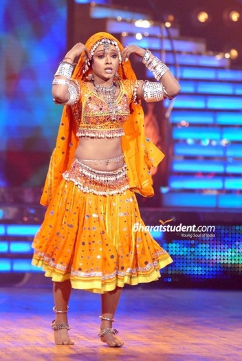 parulchauhanfaintsonjdj_001