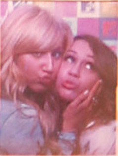 EGBNPZTULPSCQNVLMYA - ASHLEY AND MILEY PHOTOBOOTH 2007