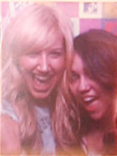 FYMOIYMEAXAFJKBXNWF - ASHLEY AND MILEY PHOTOBOOTH 2007 - ashley tisdale si miley cyrus