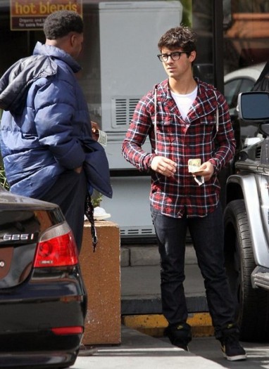 joe-jonas-homeless-man-helper-2-530x728