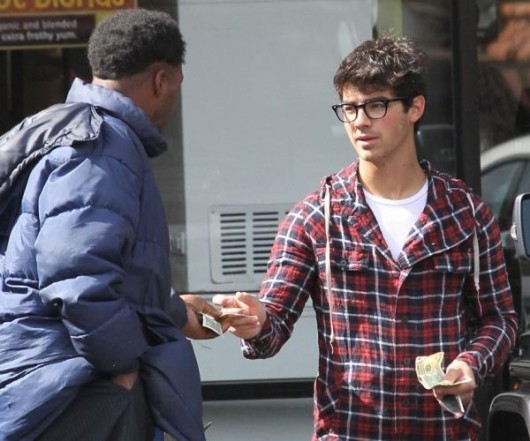 joe-jonas-homeless-man-helper-3_01-530x441 - Joe Jonas are o inima de aur