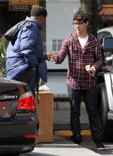 joe-jonas-homeless-man-helper-4-530x728