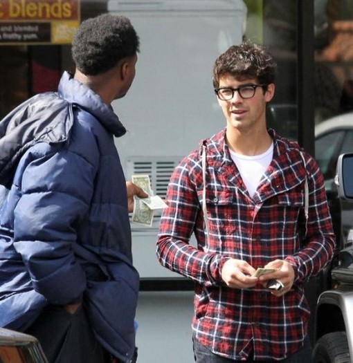 joe-jonas-homeless-man-helper-5-530x545 - Joe Jonas are o inima de aur