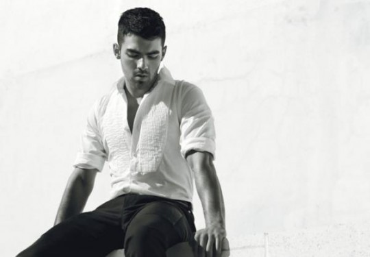joe-jonas-details-photo-shoot-6-540x375 - Joe Jonas este macho in pictorialul Details
