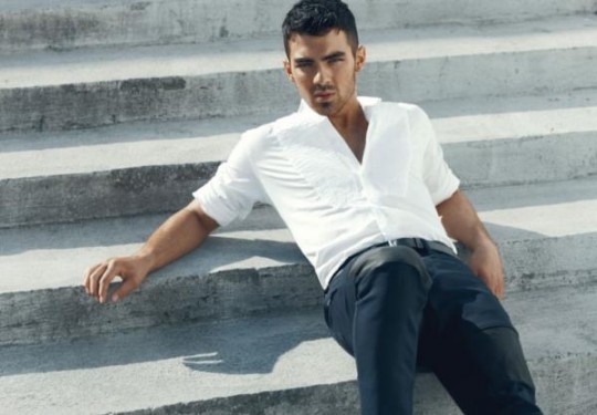 joe-jonas-details-photo-shoot-7-540x375 - Joe Jonas este macho in pictorialul Details