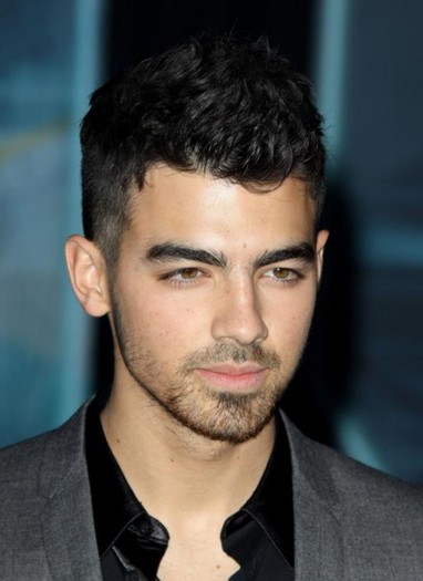 joetron-3-540x742 - Joe Jonas la premiera filmului Tron