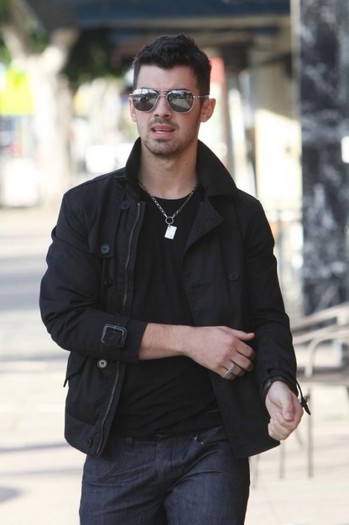 joe-jonas-catwalk2-533x800 - Joe Jonas merge pe strada ca pe catwalk