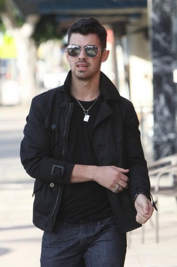 joe-jonas-catwalk2-533x800