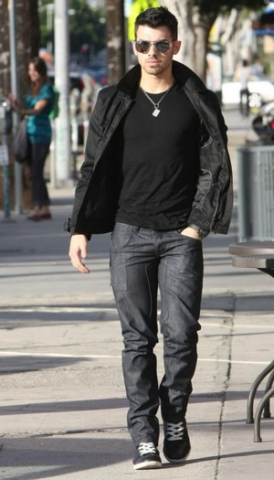 joe-jonas-catwalk3-458x800 - Joe Jonas merge pe strada ca pe catwalk