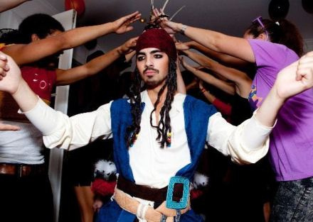 joe-jonas-pirat - Joe Jonas s-a facut pirat de Halloween