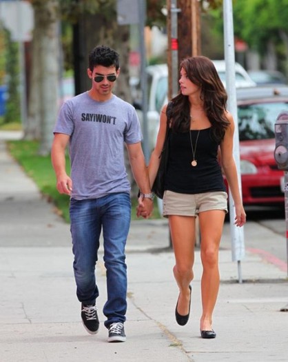 jashley-shopping-2_0-540x678 - Joe Jonas si Ashley Greene la cumparaturi