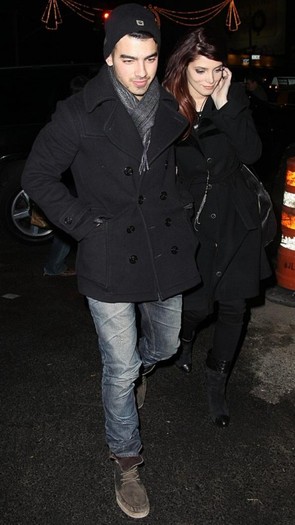 jashley-nobu-2-451x800 - Joe Jonas si Ashley Greene se tin de mana in New York