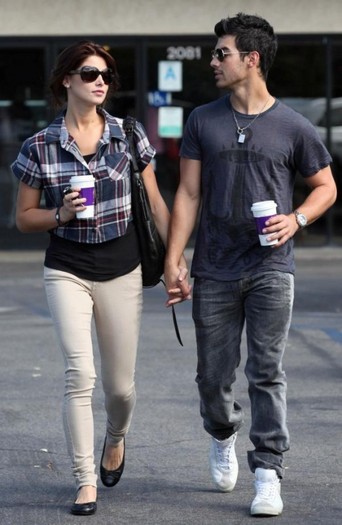 jashleyjoe-1-522x800 - Joe Jonas si Ashley Greene sunt tot timpul impreuna