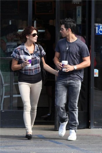 jashleyjoe-6-533x800 - Joe Jonas si Ashley Greene sunt tot timpul impreuna